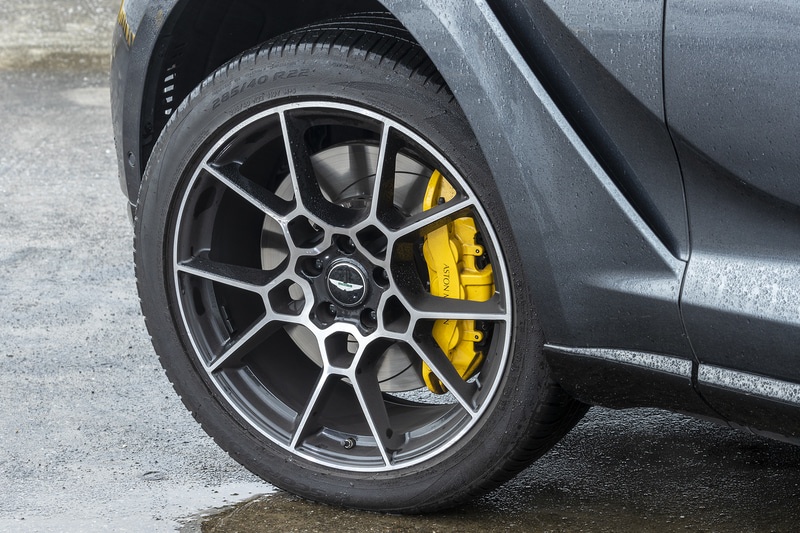 ピレリ製オールシーズンタイヤの「SCORPION ZERO ALL SEASON」を装着。サイズはフロント285/40R22、リア325/35R22の前後異径