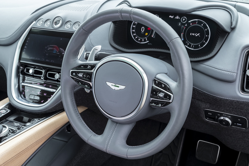 アストンマーティンらしくボタン式のシフトを採用し、中央にはエンジンのプッシュスタートスイッチを配置。また、インパネ上部にはボディリアエンドにも見られる“つまんだようなデザイン”が用いられていて、細かいところまで作り込まれている贅沢を感じられる