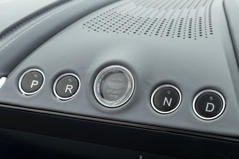 アストンマーティンらしくボタン式のシフトを採用し、中央にはエンジンのプッシュスタートスイッチを配置。また、インパネ上部にはボディリアエンドにも見られる“つまんだようなデザイン”が用いられていて、細かいところまで作り込まれている贅沢を感じられる