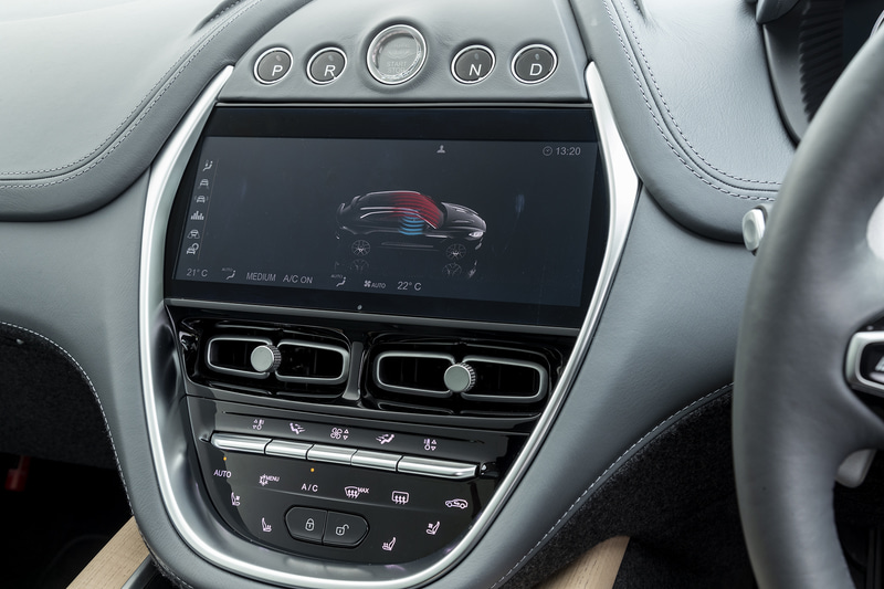 12.3インチのTFTスクリーンの下にはエアコンの操作スイッチを配置。走行モードなどのスイッチはセンターコンソールに集約