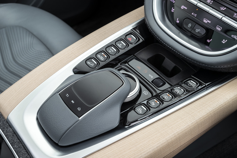 12.3インチのTFTスクリーンの下にはエアコンの操作スイッチを配置。走行モードなどのスイッチはセンターコンソールに集約