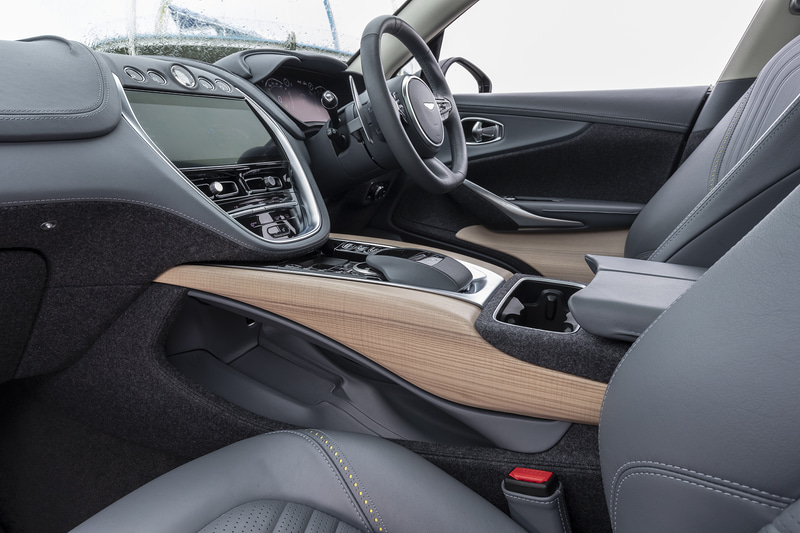 内装はウッド素材をふんだんに使用。センターコンソールは2段になっていて、スマートフォンがすっぽり収まる