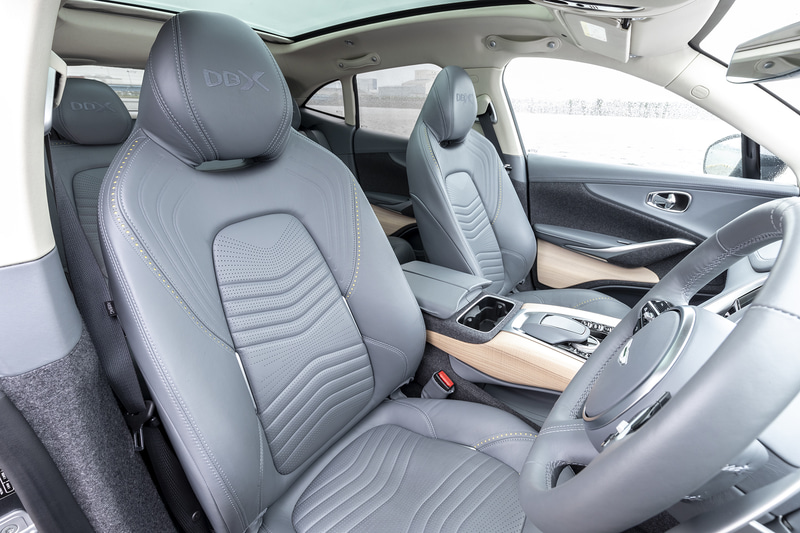 フロント/リアともにDBXのロゴが入るシート。大型のガラスルーフも装備する