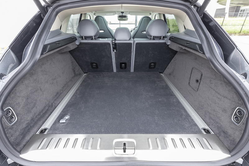 リアシートは40：20：40分割可倒式。ラゲッジルーム容量は632Lを確保