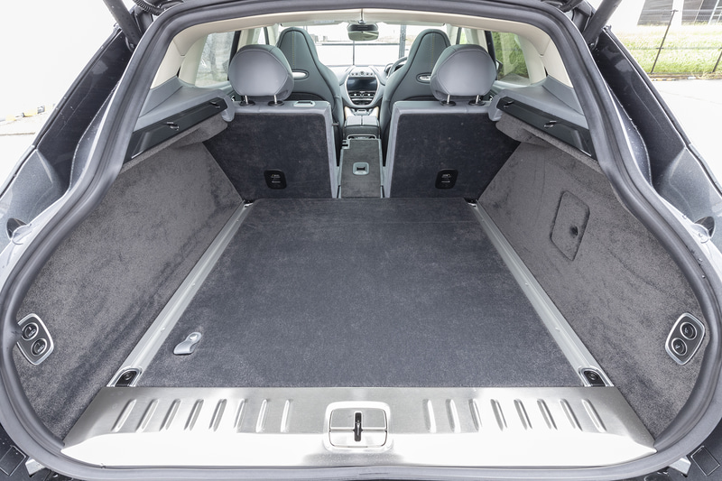 リアシートは40：20：40分割可倒式。ラゲッジルーム容量は632Lを確保