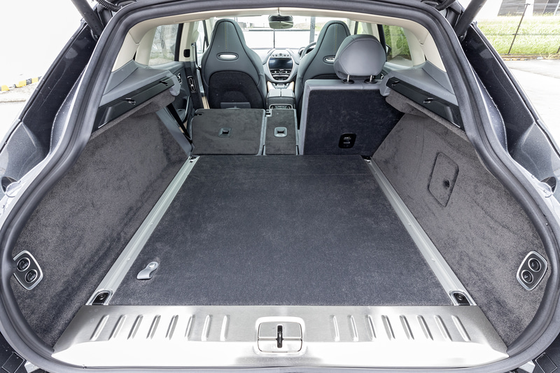 リアシートは40：20：40分割可倒式。ラゲッジルーム容量は632Lを確保