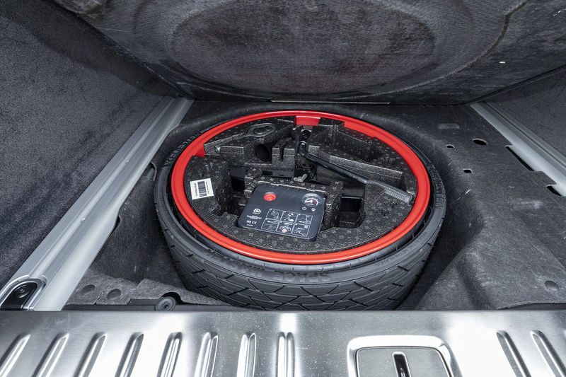 ラゲッジボード下に収まるスペアタイヤはオプション