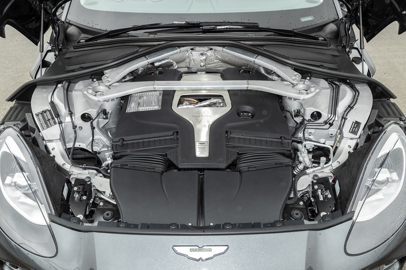 最高出力405kW（550PS）/6500rpm、最大トルク700Nm（71.4kgfm）/2200-5000rpmを発生するV型8気筒DOHC 4.0リッターツインターボエンジンを搭載し、トランスミッションには9速ATを組み合わせ、4輪を駆動。0-100km/h加速は4.5秒、最高速は291km/hに達する