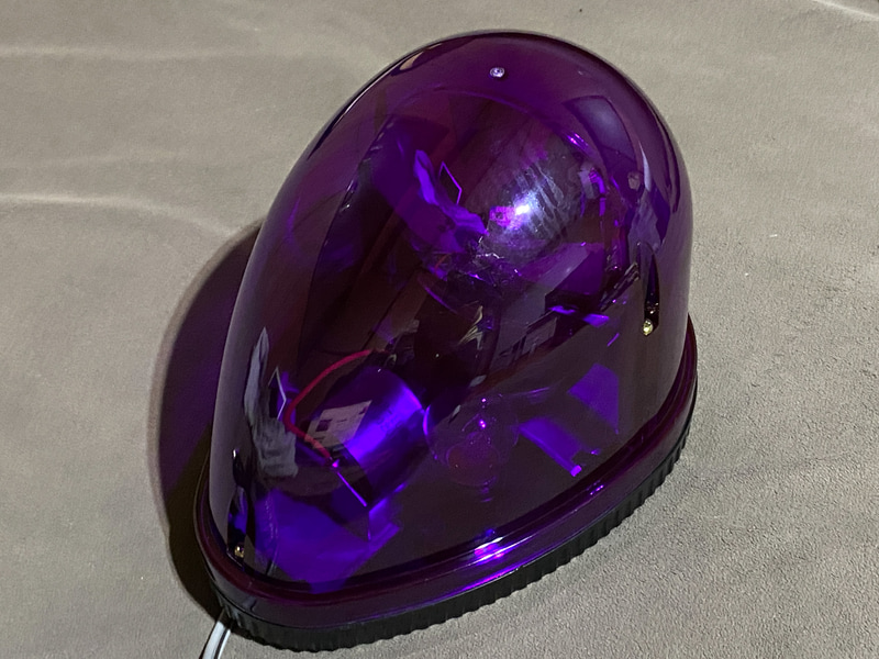 写真はオークションで仕入れてしまったポルシェ純正アクセサリーのパトライト