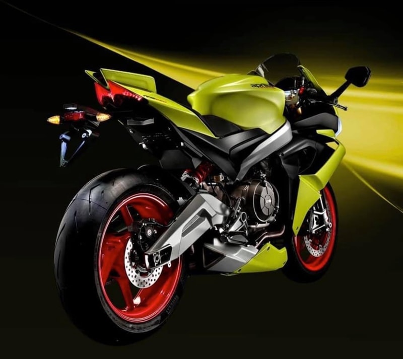 ボディサイズは1995×745mm（全長×全幅）、ホイールベースは1370mm、シート高は820mm、装備重量183Kg（乾燥重量169Kg）、燃費4.9L/100㎞