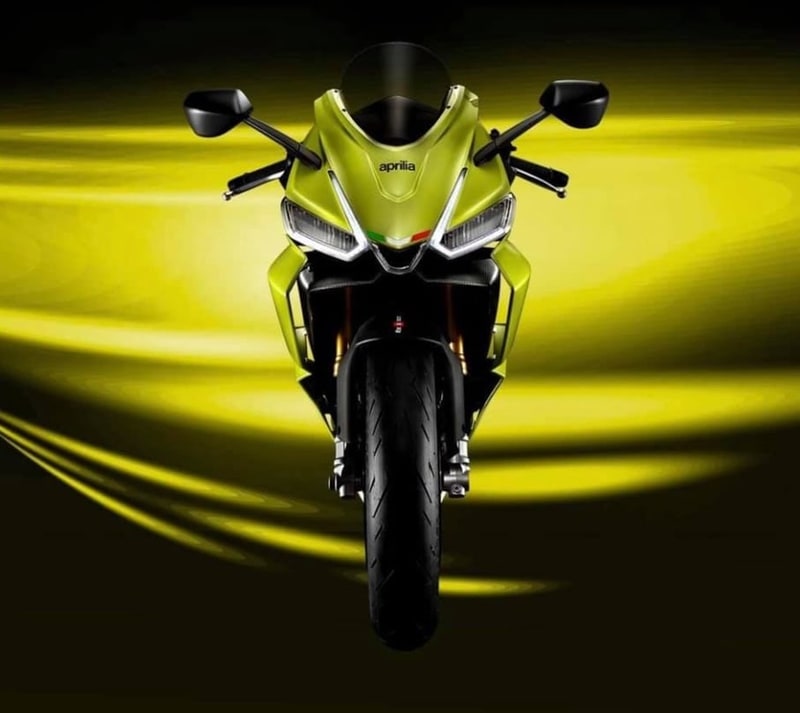 ボディサイズは1995×745mm（全長×全幅）、ホイールベースは1370mm、シート高は820mm、装備重量183Kg（乾燥重量169Kg）、燃費4.9L/100㎞