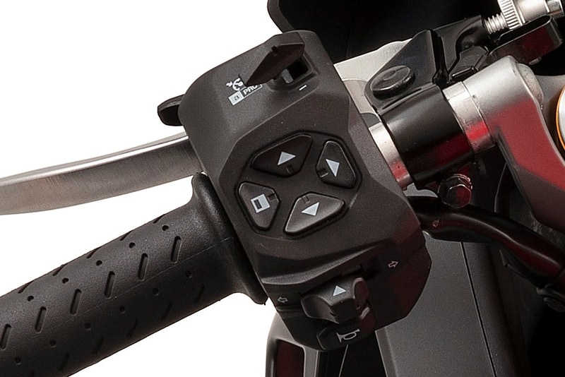 クルーズコントロールやトラクションコントロールの機能を操作するのは、ハンドルバーの左側にあるスイッチボックスにある4つボタン