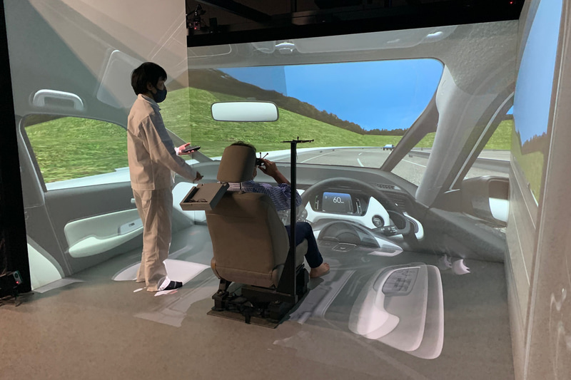 VRシステム。VRゴーグルをかけないと二重の画像になりますが、かなりリアルに見ることができます