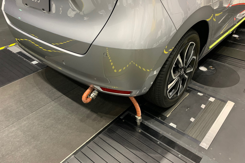 エキゾーストパイプから排出ガスを外に出すことで、より現実に近い動態試験ができます