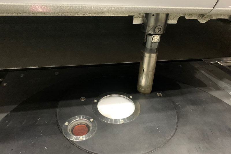 あらかじめ、アタッチメントをクルマのジャッキポイントに付けることで機械が自動的に計測してジャッキアップでき、作業効率が飛躍的に向上します