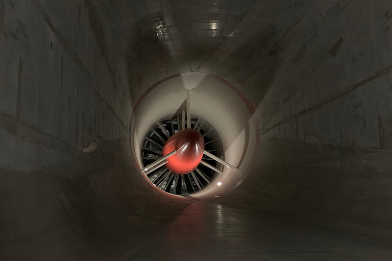巨大神殿のように見えた荘厳な風洞。扇風機を前から見たところです