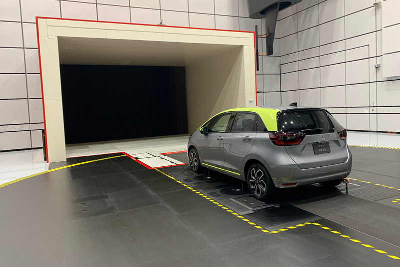 風に向かって固定されたフィット