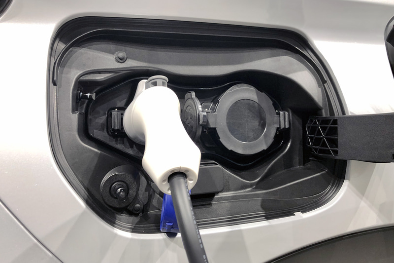 新型エクリプス クロスのPHEVでは急速充電を標準装備。普通充電（200V）を使用した際の満充電までに必要な時間は約4.5時間、急速充電では80％充電まで約25分。EV航続距離はアウトランダーPHEVの57.6km（WLTCモード）と同等としている