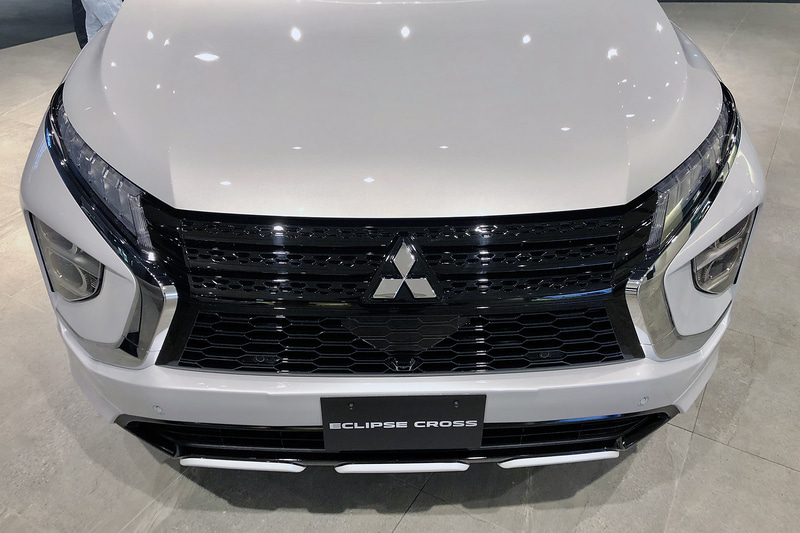 フロントまわりではより精悍な表情に改められ、リアまわりはシングルガラスに変更された新型エクリプス クロス。ボディサイズは4545×1805×1685mm（全長×全幅×全高）、ホイールベースは2670mm