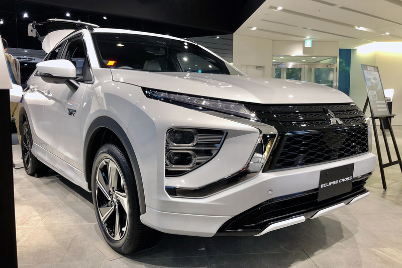 新型「エクリプス クロス」のPHEVを本社ショールームに展示中