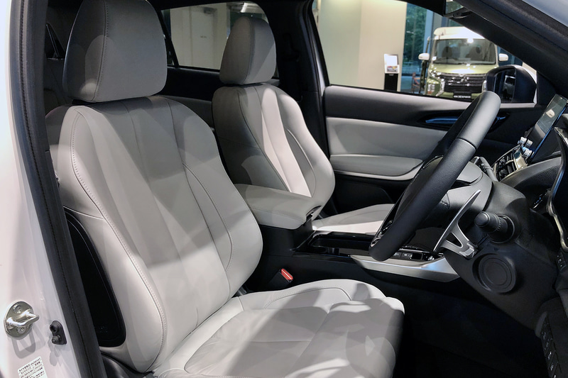 展示車は内装が明るく見えるライトグレーの本革シートを装備