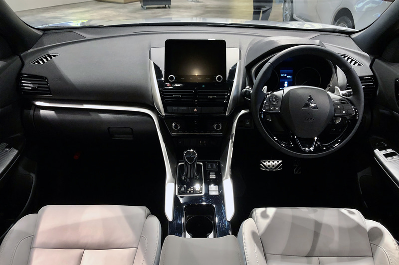 展示車は内装が明るく見えるライトグレーの本革シートを装備