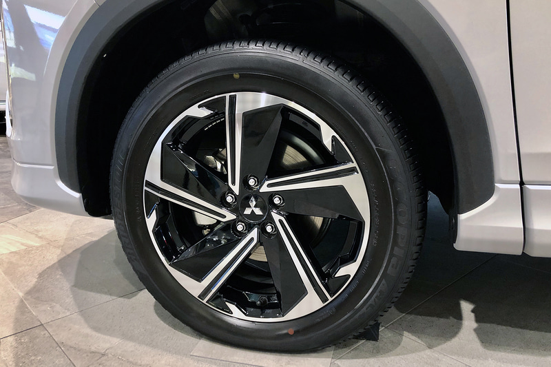 新型エクリプス クロスのPHEVでは急速充電を標準装備。普通充電（200V）を使用した際の満充電までに必要な時間は約4.5時間、急速充電では80％充電まで約25分。EV航続距離はアウトランダーPHEVの57.6km（WLTCモード）と同等としている