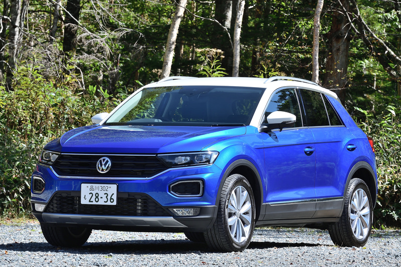 新型T-Rocは力強いデザインや見晴らしのよさといったSUVの特徴と、街中での取りまわしのよさやスポーティな走りといったハッチバックの魅力を合わせたクロスオーバーSUV。ボディサイズは4240×1825×1590mm（全長×全幅×全高）、ホイールベースは2590mmとし、同社のハッチバックモデル「ゴルフ」同様に取りまわしがしやすいサイズに仕上げられている。撮影した「T-Roc TDI Style Design Package」の価格は405万9000円