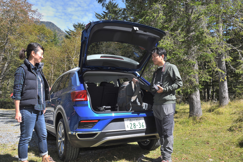 写真家らしい視点でT-Rocのラゲッジスペースをチェックする今浦さん。なお、T-Rocはコンパクトなボディサイズながらクラストップレベルの445L（VDA方式による欧州測定値）の荷室空間を有し、後席のシートバックを倒すと最大1290L（同）まで拡大することが可能