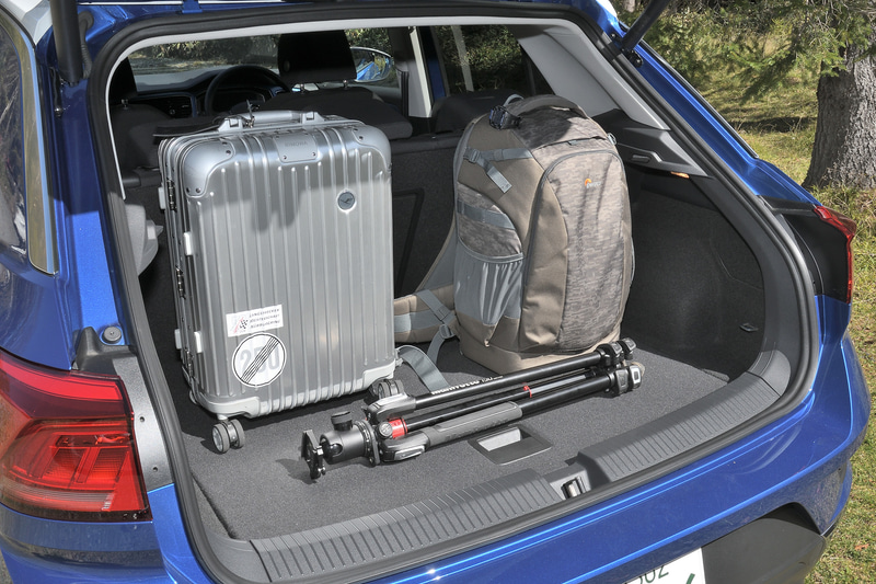 写真家らしい視点でT-Rocのラゲッジスペースをチェックする今浦さん。なお、T-Rocはコンパクトなボディサイズながらクラストップレベルの445L（VDA方式による欧州測定値）の荷室空間を有し、後席のシートバックを倒すと最大1290L（同）まで拡大することが可能