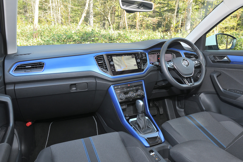「T-Roc TDI Style Design Package」では、ボディカラーに「ターメリックイエローメタリック」「ラヴェンナブルーメタリック」を選択すると、インテリアもボディカラーと同色系のイエローまたはブルーにカラーコーディネートされる