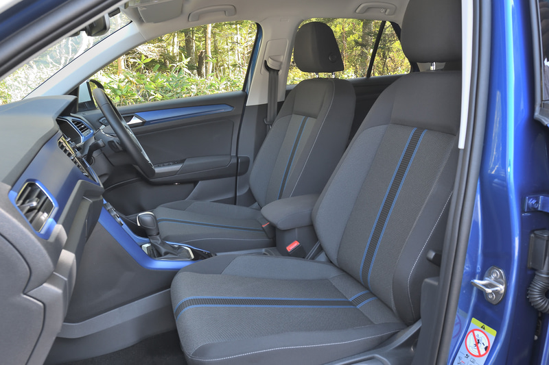 「T-Roc TDI Style Design Package」では、ボディカラーに「ターメリックイエローメタリック」「ラヴェンナブルーメタリック」を選択すると、インテリアもボディカラーと同色系のイエローまたはブルーにカラーコーディネートされる