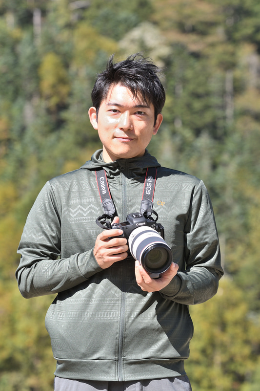 今回「EOS R5」で撮影に挑んでいただいたのは風景写真家の今浦友喜（いまうらゆうき）さん。楽器製作学校講師を経て、2013年に株式会社 風景写真出版に入社、2016年にフリーランスとして活動開始。自然風景、生き物の姿を精力的に撮影。雑誌制作の経験や豊富なカメラ知識を生かし、雑誌への執筆や写真講師として活動している。公益社団法人 日本写真家協会 会員（JPS）・アカデミーX講師