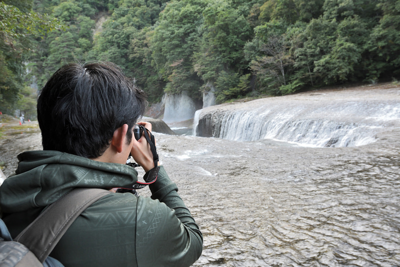 続いて国指定天然記念物の名勝「吹割の滝」へ移動。今浦さんが実際に撮影した作品は文末でご紹介しますのでお楽しみに