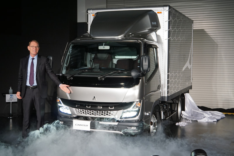 新型キャンターをアンベールするシック氏