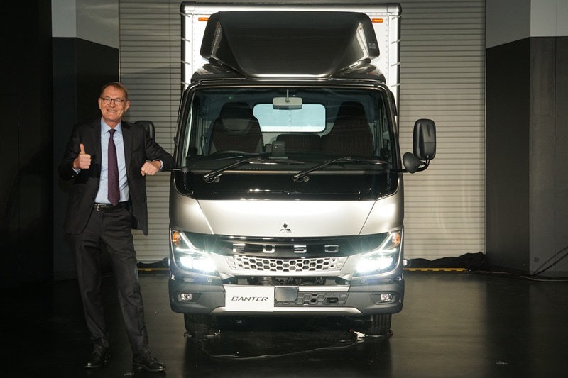 新型キャンターをアンベールするシック氏