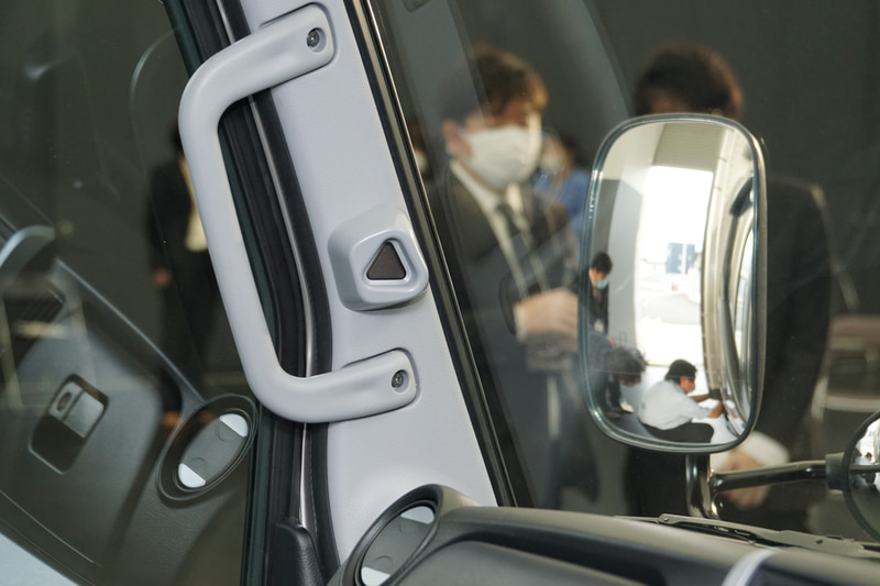 ピラーに設置された警告灯でドライバーに注意を喚起する