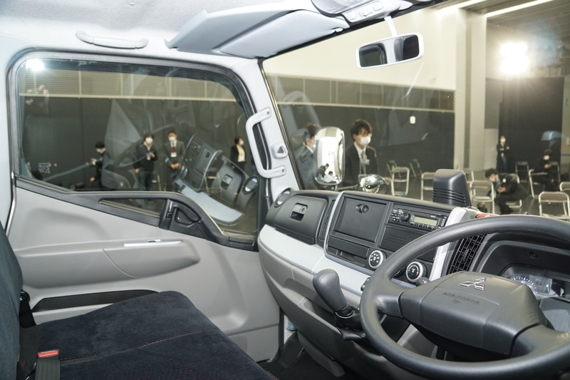 ピラーに設置された警告灯でドライバーに注意を喚起する