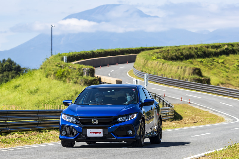 ショーワの開発テストコースである塩谷プルービンググラウンドを協調制御搭載開発車で走る