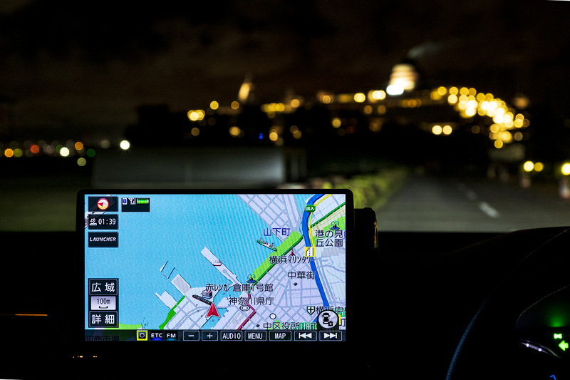 有機ELディスプレイを採用したパナソニックの最新カーナビ「ストラーダ CN-F1X10BLD」。夜間でもまぶしさを感じさせず美しい映像が楽しめる