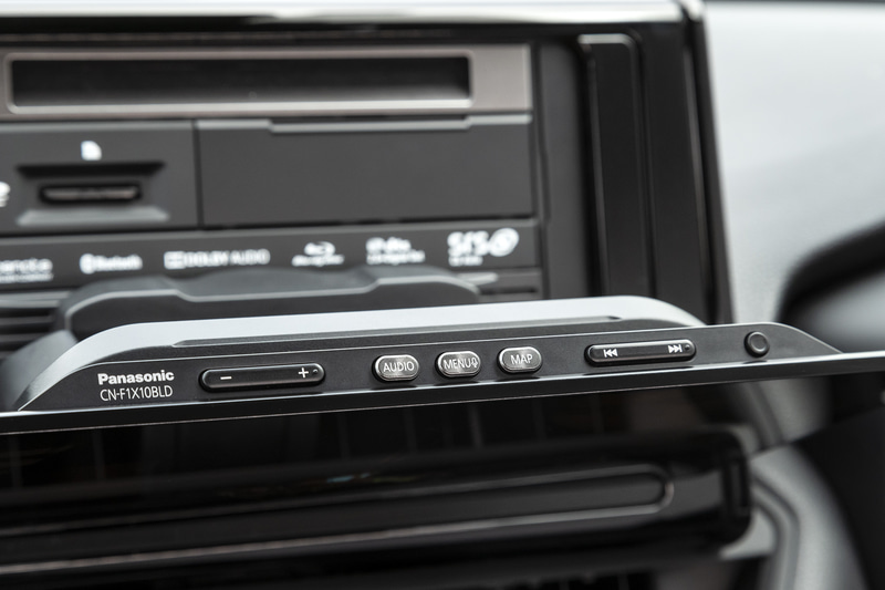 ハードキーはディスプレイ上部に配置。ボタン形状が機能ごとに変えてあるので手探りでも操作可能