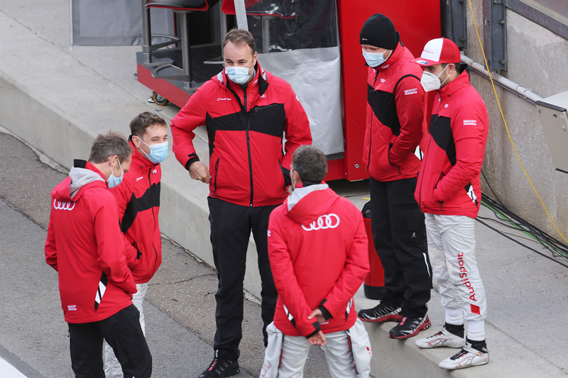 レース1前のアウディ、ロビン・フリジン（左）、マイク・ロッケンフェラー（右端）、背中はロイック・デュバル