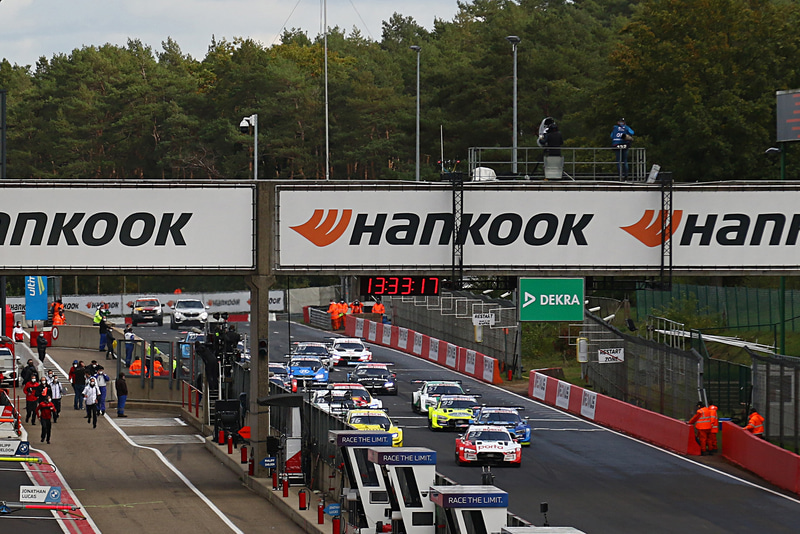 レース1のスタート、トップは#33レネ・ラスト（Audi Sport Team Rosberg）