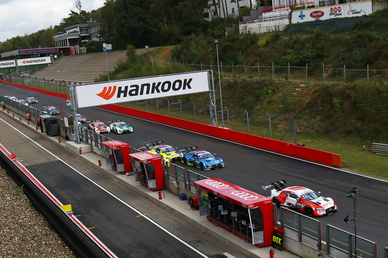 レース1のスタート、トップは#33レネ・ラスト（Audi Sport Team Rosberg）