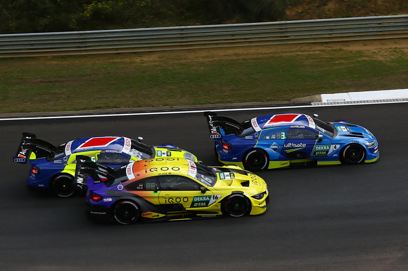 2位争いの #4ロビン・フリジン（Audi Sport Team Abt Sportsline）、#16ティモ・グロック（BMW Team RMG）、#99マイク・ロッケンフェラー（Audi Sport Team Phoenix）