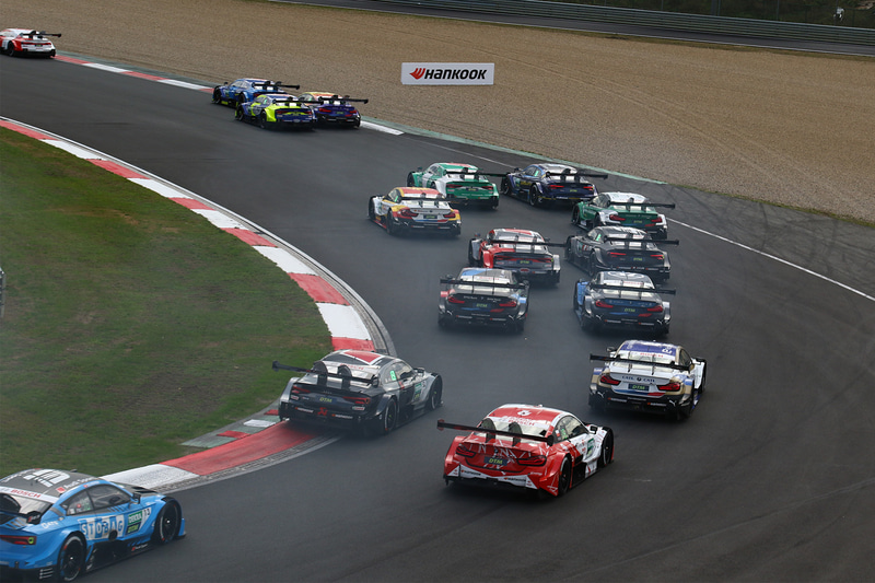 16台が1コーナーをクリアする