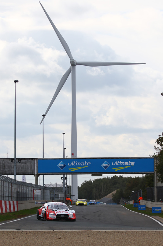 29周にわたりバトルをする#28ロイック・デュバル（Audi Sport Team Phoenix）と#27ジョナサン・アバデイン（BMW Team RMR）