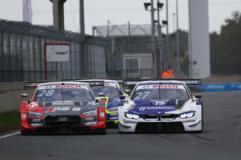 29周にわたりバトルをする#28ロイック・デュバル（Audi Sport Team Phoenix）と#27ジョナサン・アバデイン（BMW Team RMR）