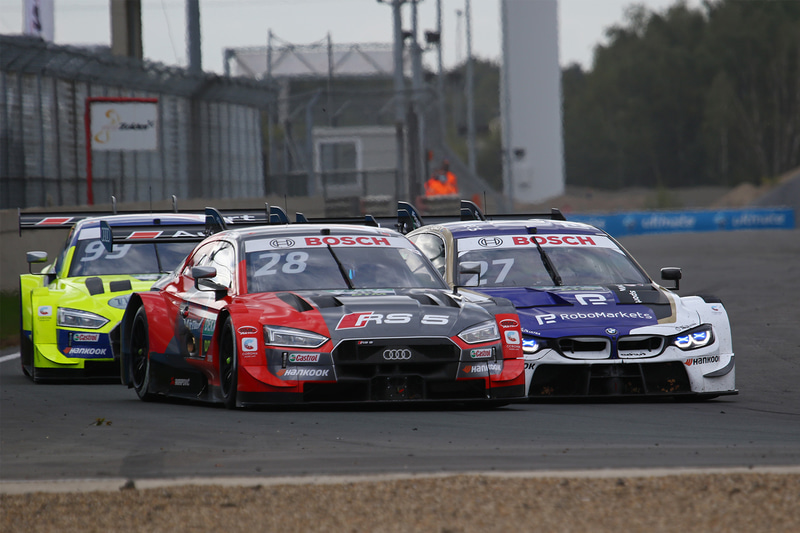 29周にわたりバトルをする#28ロイック・デュバル（Audi Sport Team Phoenix）と#27ジョナサン・アバデイン（BMW Team RMR）