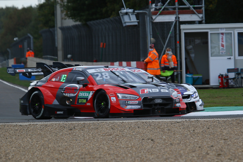 29周にわたりバトルをする#28ロイック・デュバル（Audi Sport Team Phoenix）と#27ジョナサン・アバデイン（BMW Team RMR）